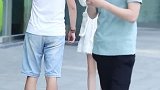 那个很难追上她的女朋友出卖了她