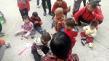 冬日暖阳下，家长们带着萌娃在户外休闲玩耍，场面有趣