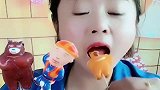 美女直播吃熊出没棒棒糖，各种口味任意选，真是太羡慕了
