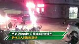 摩托车与轿车相撞 摩托车上一人腾空翻转上演神奇一幕