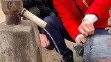 一群人吃啥都香，更别说吃汉堡了