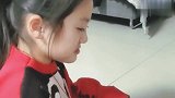 朵朵在家祸害哥哥的东西，她却说是因为想哥哥，妈妈的嗓门真大！