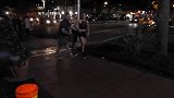 假扮树人故意吓路人，路人纷纷被吓一跳
