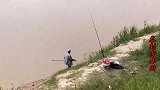 大爷黄河钓鱼，竿稍突然摆动，小伙：上钩了！着急忙慌拖上大货