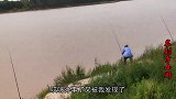 大爷黄河钓鱼，竿稍突然摆动，小伙：上钩了！着急忙慌拖上大货