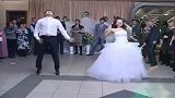 搞笑-20120321-新郎新娘婚礼上大跳热舞