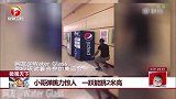 小哥弹跳力惊人 一跃能跳2米高