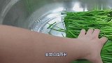 韭菜做成辣泡菜，辣味十足，想不到这么开胃