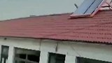 太惊险了大风将太阳能热水器吹翻