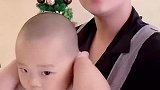 爸爸的歌声太有魔性了，简直就是催眠曲，儿子终究向睡觉低了头！