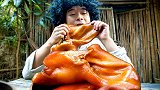 在野外，小伙用祖传大锅卤猪头肉，忍不住直接啃着吃