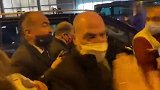 巴萨遭绝平！拉波尔塔遭围堵被骂是小偷 与球迷爆发冲突