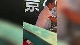 已全家出动!江西“鸡排哥”走红,网友排长队吃鸡排、听“相声”
