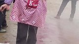 云南的杀猪队伍逐渐年轻化，小伙回家帮家里人熟练杀猪