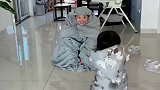 生孩子就是用来玩的，看到这一幕，心疼孩子三秒钟