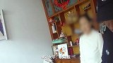 青岛一女子遭电信诈骗，骗子问民警要不要处理，民警喊话：我要处理你