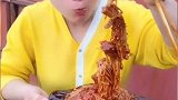 把爆辣金针菇弄成鞭炮的样式，农村大姐吃东西的方式真新鲜