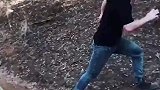 看下这人是怎么样狮口逃生的