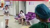 产房外的等待！当知道生的女儿，这家人的反应太可爱了