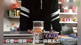 金毛去买火腿肠，老板少找五分钱，金毛的举动太逗了，就是个财迷