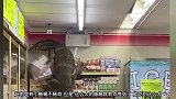 超市里的大蜥蜴，它是怎么走进店里的，太大了，不好处理呀