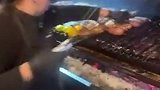 迅速消耗掉热量！吃完烤肉的大马丁在健身房里手舞足蹈