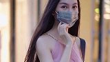 街拍，男生眼中最单纯的女生长这样，呆呆的眼神，呆呆的看你