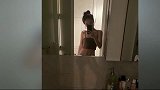 李咏18岁女儿穿蕾丝吊带自拍秀小蛮腰月牙纹身抢镜哈文留言大赞
