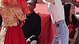 婚礼现场拜堂成亲走仪式，婆婆拒绝正面去面对儿媳妇