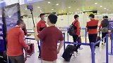 上港队员先行准备安检出征亚冠  球迷现场为大家加油打气