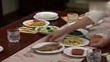 人鱼小姐雅丽瑛准备热腾腾的米饭，鸡蛋卷，烤鱼作为早餐
