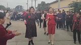 儿子结婚妈妈满心欢喜，一身红衣抢尽儿媳妇风头