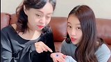 老爸给母女俩送礼物，还想要回礼