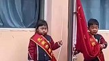 幼儿园举行升旗仪式，两名小升旗手精准卡点