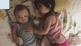 小姐姐抱着宝宝一阵蹂躏，结果宝宝忍不住了，竟然