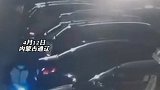 内蒙古通辽：男子多次砸车盗窃，两名出租车齐心协力勇抓盗贼