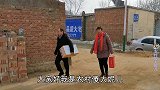 女婿去给老丈人磕头，为啥跪在地上不起，老丈人得知原因赶紧去扶