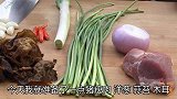 农村大姐在家做杂酱面吃，看着真美味！