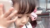 老公给老婆打电话，不料女儿接通后竟然这么说，不愧是小情人