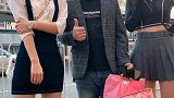 小姐姐被大哥看得都有点不好意思了