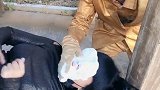 哎呀妈呀，什么玩意儿抹我脸上了