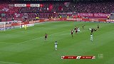 莱万中路拿球强行突破 1V3惨遭放倒造定位球