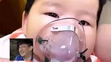 带咳嗽的宝宝做雾化，爸爸看到视频问：怎么还抢救了