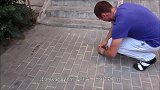 墙壁中传出呼救声，好心人找来机器凿开墙壁，镜头记录全过程