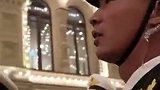 中国女孩自发用笛子为三军仪仗队伴奏，网友：每当听到这首歌内心就无比激动