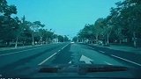 红灯还剩几秒，白车就停在路口邓红灯