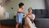 女子挨耳光的瞬间，本能超越母爱，小孩也知道看人下菜