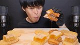 小哥吃香酥炸鸡块夹蜂巢蜜，这吃法挺独特会好吃吗