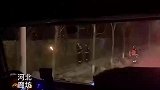 消防员赶到救火现场，面面相觑不知所措