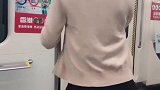 这个小姐姐的地铁跳舞，还有点小害羞，真可爱